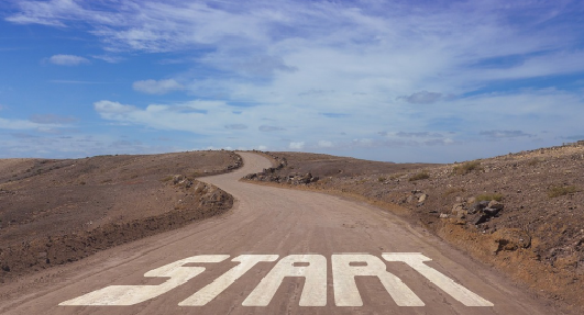 Das Foto zeigt einen Straße in einer Wüste, mit einer markierten Startlinie| Foto: geralt @pixabay.com